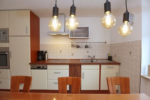 Situé dans une paisible vallée latérale du Schuttertal, officiellement classée Erholungsort (station thermale), cet appartement à la ferme offre un cadre pittoresque, entouré de douces chaînes de montagnes, de forêts et de prairies. Situé à 260 m d'a...