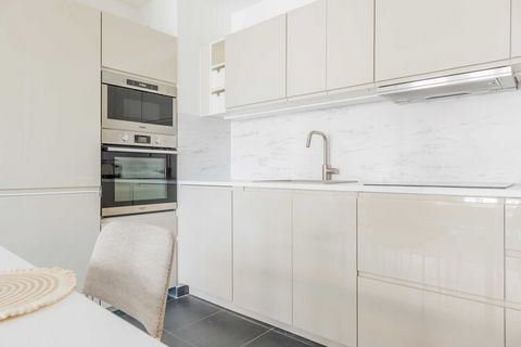 Nieuw, modern appartement van 65 m2 in een beveiligde residentie nabij de vlooienmarkt van Paris Saint-Ouen. De ideale ligging van het appartement zorgt ervoor dat u zich gemakkelijk door de hoofdstad kunt verplaatsen met de vele openbaarvervoersmoge...