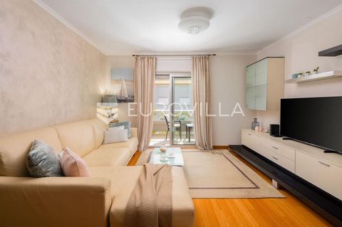 Exceptional two-bedroom apartment in Firule, Split, available for long term rent.This luxurious 82 m² apartment, located on the second floor of a building with an elevator, offers a combination of modern comfort and a prime location. Fully furnished ...