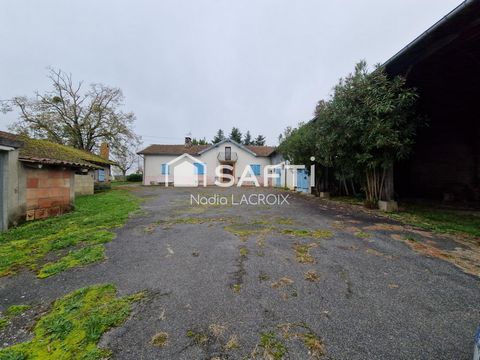 Corps de ferme sur 27189 m² de terrain, avec une habitation de plain-pied de 107 m² et des dépendances.