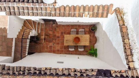 Entrez dans cette maison meublée avec amour, soigneusement conçue pour allier confort et ambiance. Devant la maison, il y a une grande terrasse, parfaite pour profiter du soleil ou des longues nuits d’été. Le salon spacieux mais confortable est le cœ...