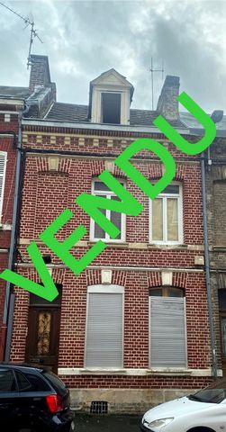 TROP TARD !!!!! J'ai été vendue par PRISS'IMMO !!! Au coeur du quartier Henriville, à l'église Saint MARTIN. Effectuez un bon placement immobilier avec cette maison dotée de 3 appartements dans la commune d'Amiens. Un F2 en rdc de 27m2 avec cour, un ...
