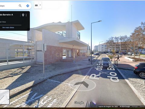 Espace commercial à 30 mètres de la gare de Barreiro et à seulement 500 mètres du Forúm Barreiro, dans une zone en plein développement. Venez découvrir un investissement rentable et sécuritaire. Dans cet espace, il y a 4 bureaux entièrement meublés e...