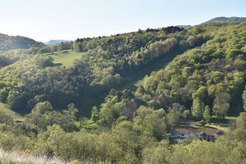 Exceptionnel !!! Ensemble immobilier sur 93 HA de terres avec ruisseau , sources ...