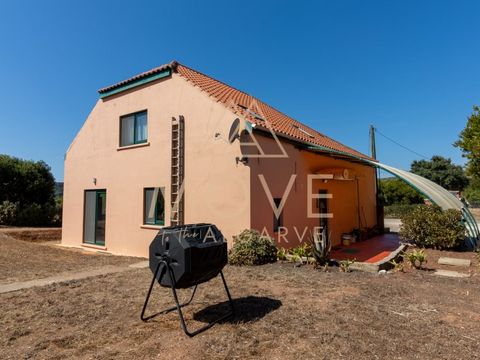 Refúgio Criativo - Antiga Oficina de Carpintaria Convertida em Habitação com 7.570m² de Terreno Outrora uma oficina de carpintaria, hoje uma casa verdadeiramente única esta deslumbrante conversão combina o artesanato tradicional com o conforto modern...