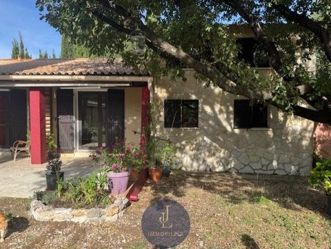 L'Agence JL-Immobilier vous invite à venir découvrir cette petite pépite. À deux pas du centre de Saint-Martin-de-Londres, charmante maison familiale de 133 m2 sur 900 m2 de terrain arboré exposé plein sud avec vue directe sur le Pic Saint-Loup.Elle ...