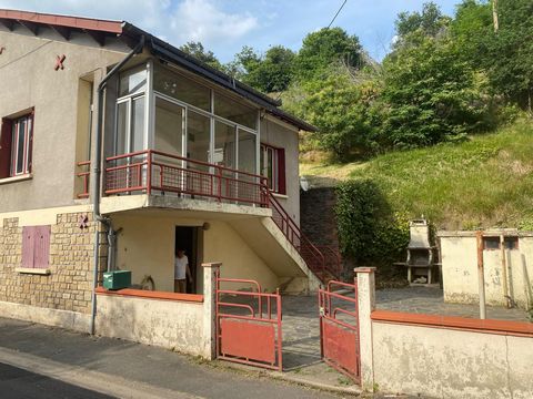 Maison en pierre avec cours