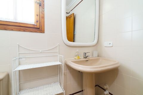 Los exteriores son comunitarios, y dispone de amplias zonas ajardinadas y una piscina de cloro de 40 x 20 m con una profundidad que va de 1.50 a 2 m. Dispone de una Ã¡rea privada con un pequeÃ±o jardÃ­n, terraza y porche totalmente equipado. El apart...