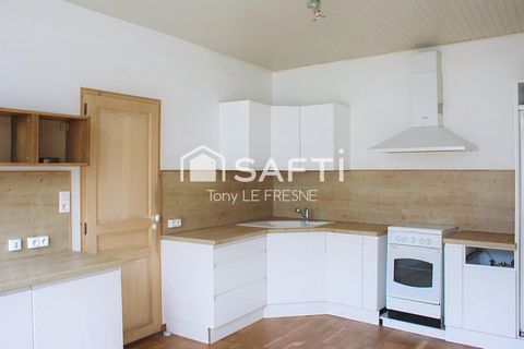 Ancien commerce au rez-de-chaussée et peut-être réhabilité en habitation avec sa cuisine et sa salle bain. A l'étage 3 belles chambres