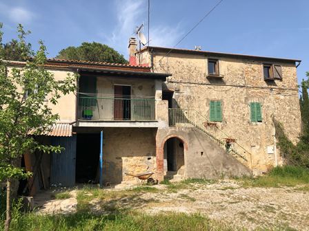 Stone built countryhouse situated 10 minutes away from the charming town of Suvereto. The property is in need of restoration. Casale Petrai is divided into two self-contained units with; storage rooms, cellars, bathroom and a wood burning oven on the...