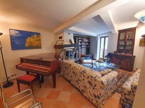 Nell'affascinante e autentico villaggio di la Vallée de la Vésubie, una spaziosa casa di 180 m² con un terreno di 100 m². Su più livelli, si compone di un ampio soggiorno con sala da pranzo, una cucina, 4 camere da letto, uno studio, un bagno, 2 bagn...