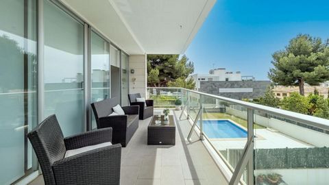 Mallorca Real Estate: Este espacioso piso está situado en una residencia residencial bien mantenida en Portals Nous, en el suroeste de Mallorca, a sólo unos minutos en coche del puerto deportivo de moda de Puerto Portals.   En una generosa superficie...