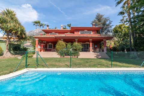 Magnificent Mediterranean style villa in the Xarblanca Urbanization of Marbella. A fully consolidated residential area with services such as supermarkets, restaurants, schools, pharmacy, etc., 5 minutes from the center of Marbella. The villa is built...