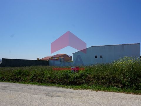 Land of 880sqM in Olho Marinho - Óbidos. Fully inserted in urban mesh. Located in a prime area of Olho Marinho, close to commerce and services. Good access to IP6 and A8. Very close to beaches, golf courses, the medieval village of Óbidos and Caldas ...