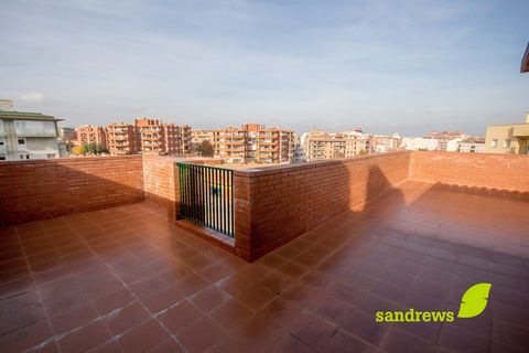 Excelente piso dúplex de 166 m² ubicado en una zona muy céntrica de Figueres, con una gran terraza en la planta superior desde donde dispone de unas magnificas vistas. En la planta baja dispone de un distribuidor, amplio salón comedor en dos ambiente...
