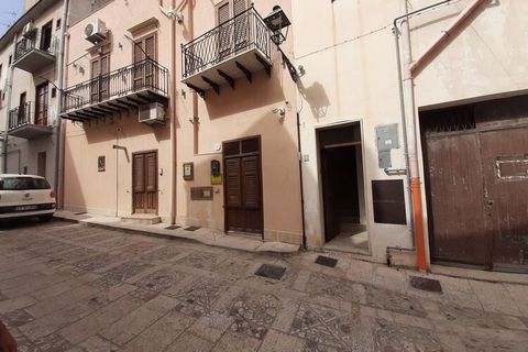 Apartment Das Hotel liegt in Castellammare del Golfo, 300 m von den örtlichen Stränden entfernt, vor dem Porticciolo und besteht aus zwei Schlafzimmern, 1 Badezimmer, 2 Balkonen mit Meerblick, einer Küchenzeile und einem Wohnzimmer mit Esstisch und G...