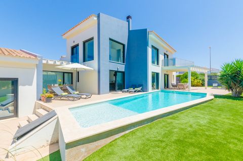 Welkom in deze moderne villa in Sa Torre, Llucmajor. Het is geschikt voor 6 personen + 1 extra. De accommodatie beschikt over een fantastisch zwembad van 13 x 5 m met een diepte van 0,5 tot 1,6 m, een solarium met vier ligstoelen, drie terrassen, een...