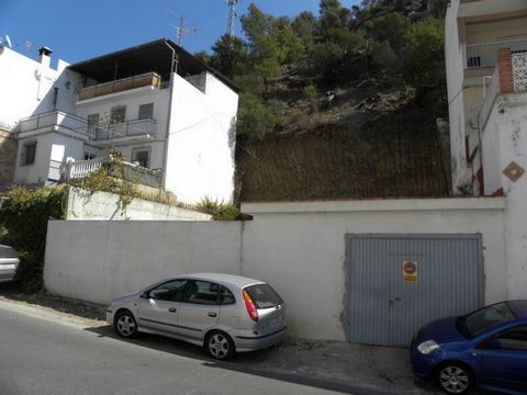 Urban plot in Jete with 211sqm. Possibility of building Ground Floor + 2 Floors. Earth movements already made. Side retaining walls and footings also made. Ideal to make a commercial premises and 6 apartments. Good investment opportunity!