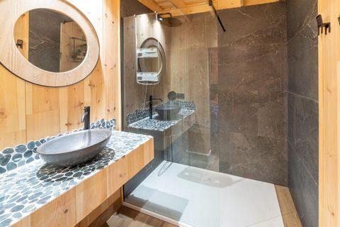 In this new chalet, with lots of light, all you have to do is enjoy yourself. The spacious kitchen is well equipped, and the various terraces invite you to enjoy a delicious meal outside. You are spoiled for choice from a wood-fired hot tub, a barrel...