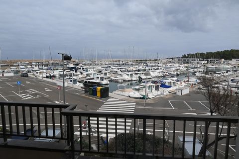 On the first floor with elevator, beautiful apartment located on the marina and composed of a spacious living room / living room, kitchen, terrace sea view, 3 bedrooms, bathroom, shower room wc. Air-co heating. Sold completely furnished. Electric sol...