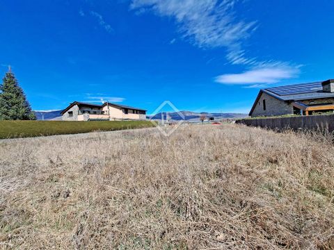 1,204m2 plot located in an unbeatable location, next to the soccer field and the Hospital Transfronterer de Cerdanya. The plot has a buildable area of 30% on the ground floor and 20% on the first floor. The height of the building will be a maximum of...