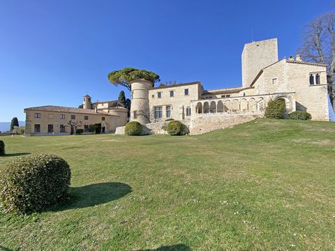 UNIQUE ON THE COTE D'AZUR - Located in the heart of the prestigious private domain of Castellaras le Vieux with a sublime medieval castle, an 11th century chapel, 2 sumptuous swimming pools and enjoying a magnificent view of the hills and the sea, pr...