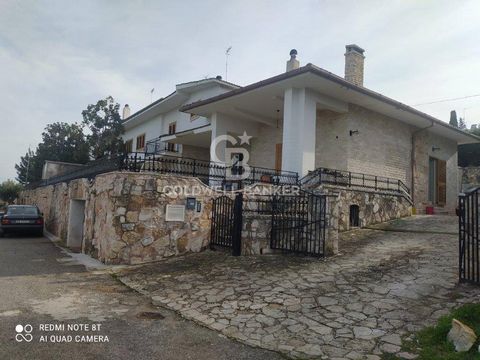 PUGLIA. Forest of Fasano VILLA FOR SALE Coldwell Banker offers for sale, in the Selva di Fasano area, a villa on two floors, within a residential complex consisting of four houses. The property consists of a large living area with sitting room, kitch...