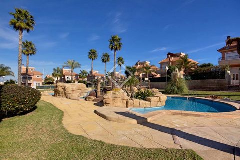 Detached 205 m² villa with 4 bedrooms and a 450 m² plot located in the famous Isla de Azaro development in Gran Alacant. It is the type of home that offers a relaxed lifestyle and a lot of security for a family, near the cities of Alicante and Elche,...