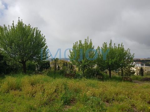 Urban land for construction of a detached house with an area of 720 m2 in the Serra de Carnaxide. This land allows the construction of a villa of 3 floors, garden and swimming pool. Very quiet area, residential, thus being able to build your dream vi...