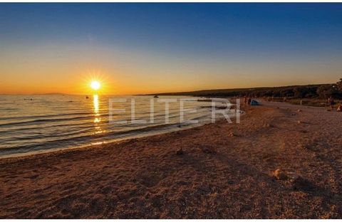 Villa 145 m2 avec piscine 36 m2, sur un jardin landscinted de 400 m2. Villa avec vue sur la mer, entourée de verdure. Il se compose de 4 chambres, 4 salles de bains. Entièrement climatisé et équipé. 5 Taille de terrasse de 5 m2-35 m2-parking places s...