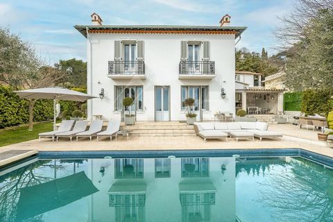This renovated property of 250 sqm offers high-end amenities and a picturesque view of the sea and the medieval village of Èze. The villa is composed of : on the ground floor, a large living / dining room opening onto a big terrace and pool, an equip...