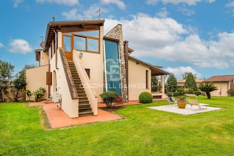 Villa ''Mirror'' At about 1700m from the sea of Versilia we offer for sale exclusively ''Mirror'', a beautiful semi-detached house built about ten years ago with quality materials and high-level design. The house is distributed over 3 levels, the gro...