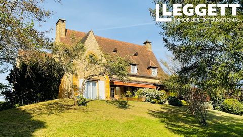 A20574GYK24 - This is a lovely Perigord house in stone perched on a high position overlooking the valleys and hills surrounding Sarlat. The design aspects pull together the comforts of living in a modern house while still offering pure Perigordine ch...