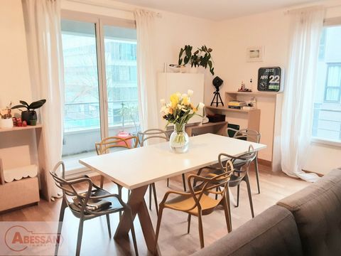 North (59). For sale in Lille, a type 3 apartment located near the stations and road networks of the capital of Flanders in a recent and secure residence. This property to PMR standards is in near new condition, no costs to be expected. A beautiful t...