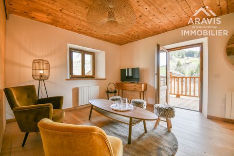 At the entrance to Grand-Bornand Chinaillon, discover this beautiful fully renovated 2-bedroom apartment in an authentic Bornandine farmhouse divided into 4 apartments. It consists of a large entrance hall with a large closet and a bathroom. From a c...