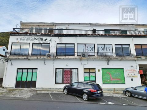 SALE of large commercial area located on a 1st floor of residential and commercial building, located in the center of the parish and municipality of Velas, on the Island of São Jorge, Azores. The said fraction has a gross area of 400 m2, and worked a...