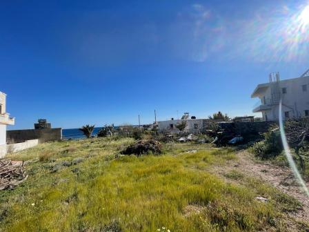 Makry Gialos, sud-est de la Crète : Terrain unique avec une vue imprenable sur la mer surplombant en amphithéâtre tout le port de Makry Gialos. Le terrain est de 738,57 m2 et peut construire jusqu'à 400 m2. Il est proche de toutes les commodités tell...