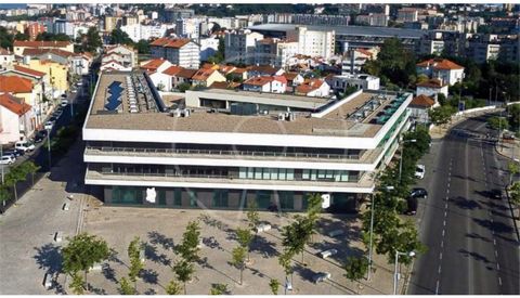 It is a large commercial space, with excellent location in the Center of Coimbra, very close to residential areas and with great accessibility and various public transport, surrounded by the best services and commerce of the City, next to the SuperCo...