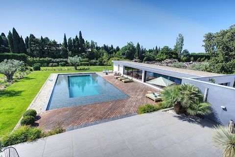 Located in a quiet environment and a stone's throw from the most beautiful Provencal villages, Horse Immo invites you to discover this splendid contemporary property. Spread over nearly 2.5 hectares in an agricultural zone, the premises offer magnifi...
