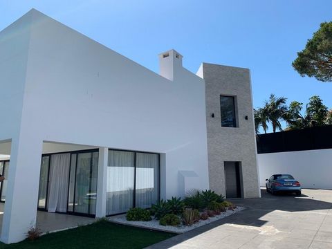 Newly reformed south facing, 4 bed, 4.5 bath detached villa with modern contemporary design in San Pedro de Alcantara. The villa is located within the established urbanization Alta Vista, only a few minutes walk from the centre of San Pedro Alcántara...