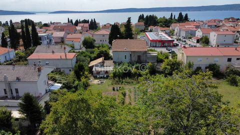 Kaštel Lukšić, building plot 1400 m2, along the old Kaštela road. The land has direct access from the road. There is an existing building on the land, the size of which is about 300 m2, which cannot be demolished because it is in the block with the n...