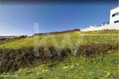 Excellent plot of land with the area of 1,125 m2 and with the possibility of construction of 2 semi-detached villas. Previously had construction project approved in CMM. With implantation area of 321.20 m2. Possibility to take advantage of the previo...