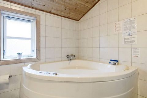 Gut ausgestattetes Ferienhaus mit Whirlpool und Sauna, nur ca. 1 km von einem der besten und kinderfreundlichsten Sandstrände Dänemarks entfernt. Das Ortszentrum Marielyst Torv mit Restaurants und guten Einkaufsmöglichkeiten liegt ca. 850 m vom Ferie...