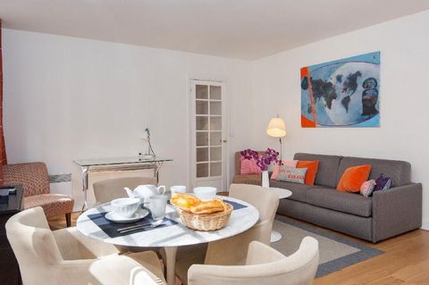 Welcome to this elegantly colourful flat. With its glazed door and three large windows with small panes in a row, it combines the charm of the past with contemporary decor. Abstract paintings and fresh colours add a light touch. Enjoy breakfast in th...