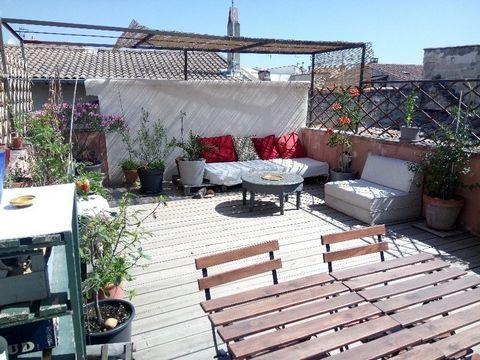 TAFFURO REF 3003 Quiet, close to the Port and its restaurants, this pleasant renovated BUILDING of approx. 400 M2 is composed of: - A SUPERB very sunny LOFT with its large bay windows and cathedral ceiling. Beautiful wooden beams, fireplace, period t...