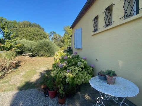 In a town with all amenities 15 minutes from Carcassonne, single storey villa traditionally built in slabs on a beautiful landscaped and wooded plot of 2600 m2 along the river. Clear and breathtaking view of a wooded plot. Shops 2 steps away. Well ma...