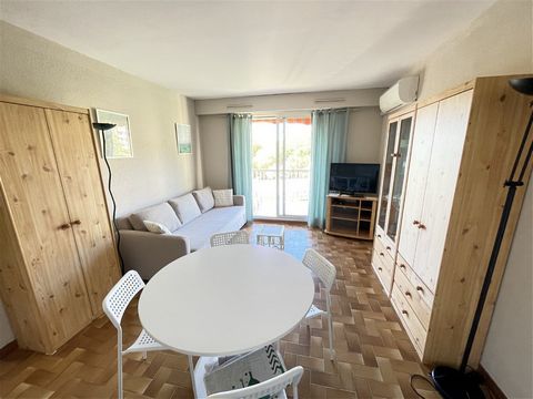 In a secure Provencal-style residence, 5 minutes walk from the town center and the beach, sunny apartment, located on the third and top floor, with a large terrace of 15 m2 facing south. This apartment is composed of an entrance with cupboard, a sepa...