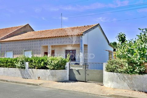 3 bedroom villa, located in the village of Muge, in the municipality of Salvaterra de Magos. It is close to commerce and services and transport Road. Located in a very quiet residential area, with good accessibility. This property is connected to the...