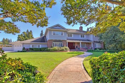 Sierra Oaks Vista's Il più bello. Benvenuti in questa spettacolare casa personalizzata in uno dei quartieri principali di Sacramento. Entra e lasciati stupire dal grande ingresso formale e dalla scala fluida che sono solo l'inizio di questa casa davv...