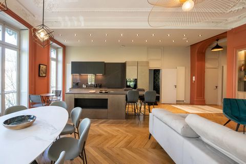Located 2 minutes' walk from the Vieux-Lyon metro station, a few steps from the Saône quays and 5 minutes' walk from Place Bellecour, this upscale 140m² apartment is located on the 2nd floor with elevator of a luxury property. It consists of a large ...